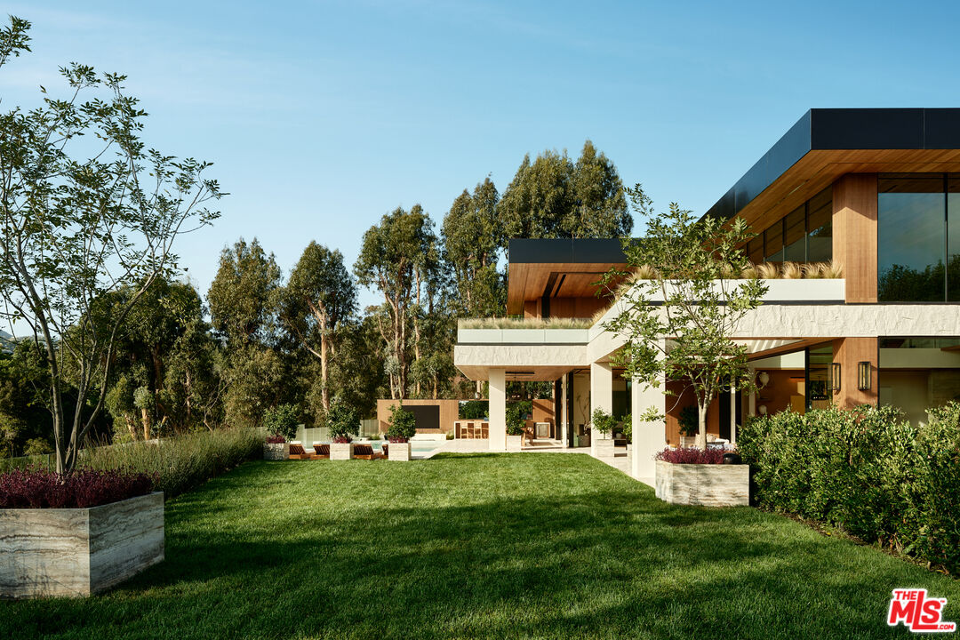 Property photo for 401 N Tigertail Rd, Los Angeles, CA