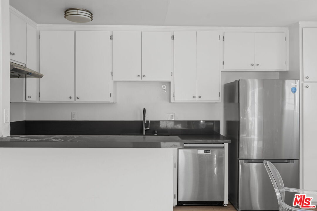 Property photo for 10 19th Ave, #9, Venice, CA