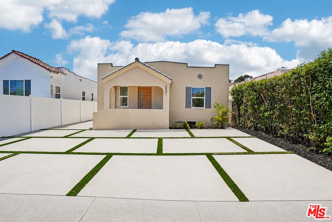 Property photo for 2541 Carmona Ave, Los Angeles, CA