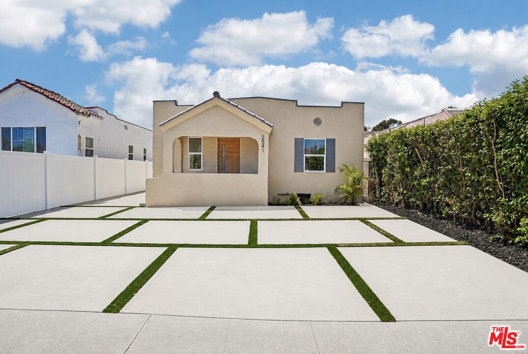Property photo for 2541 Carmona Ave, Los Angeles, CA