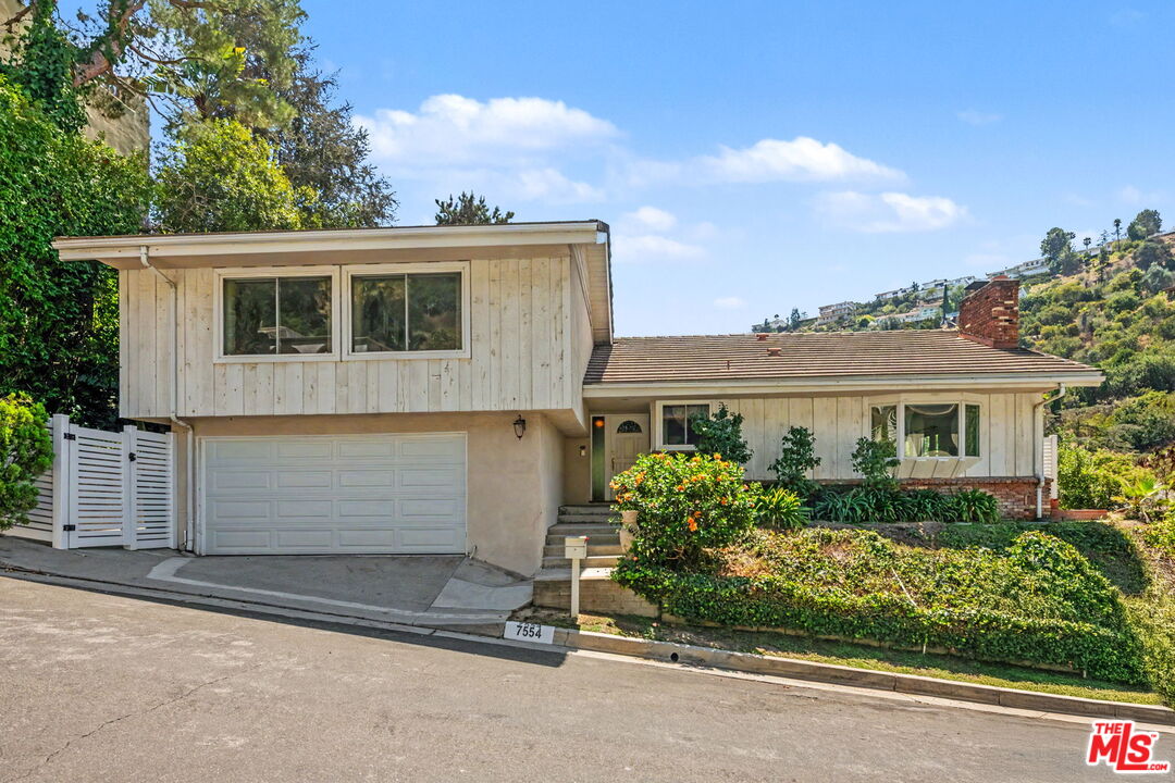 Property photo for 7554 Devista Dr, Los Angeles, CA