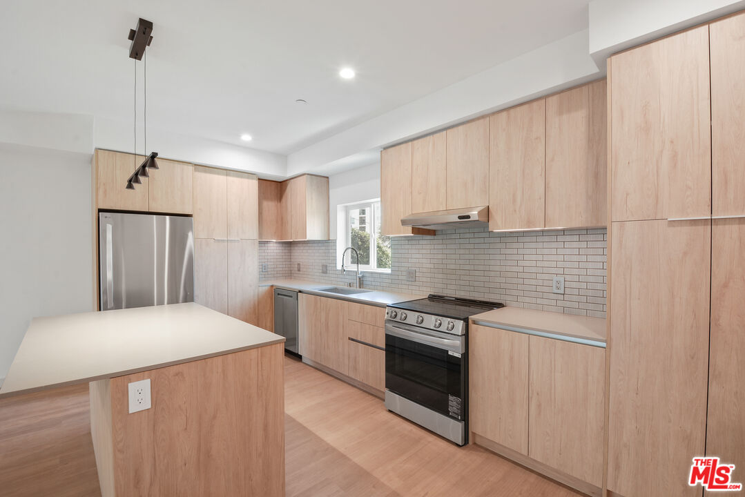 Property photo for 2523 1/2 S Orange Dr, Los Angeles, CA
