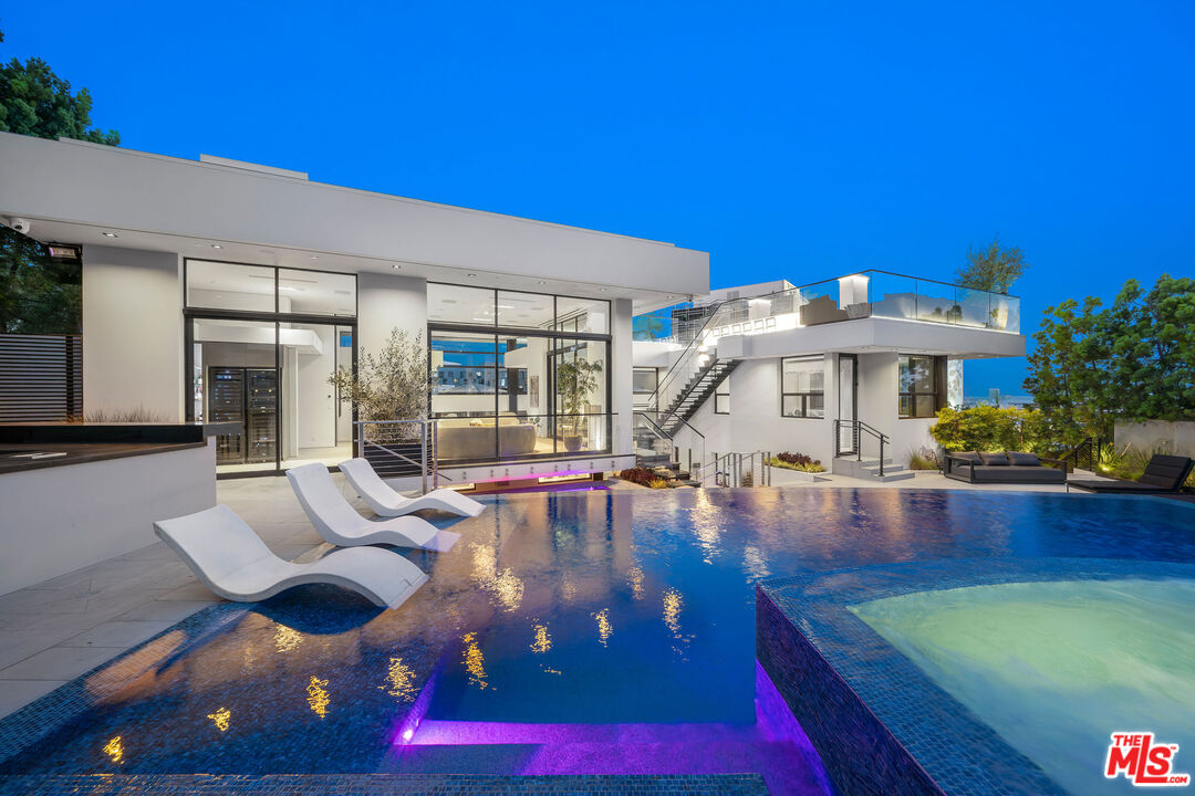Property photo for 1317 Londonderry Pl, Los Angeles, CA