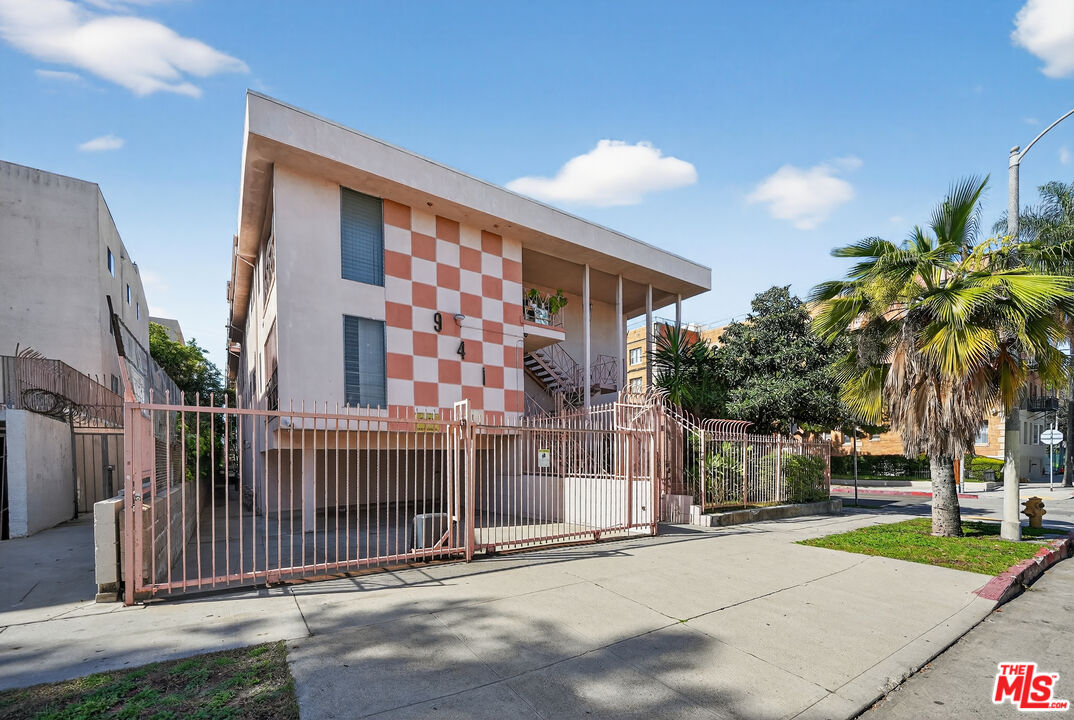 Property photo for 941 S Gramercy Pl, Los Angeles, CA