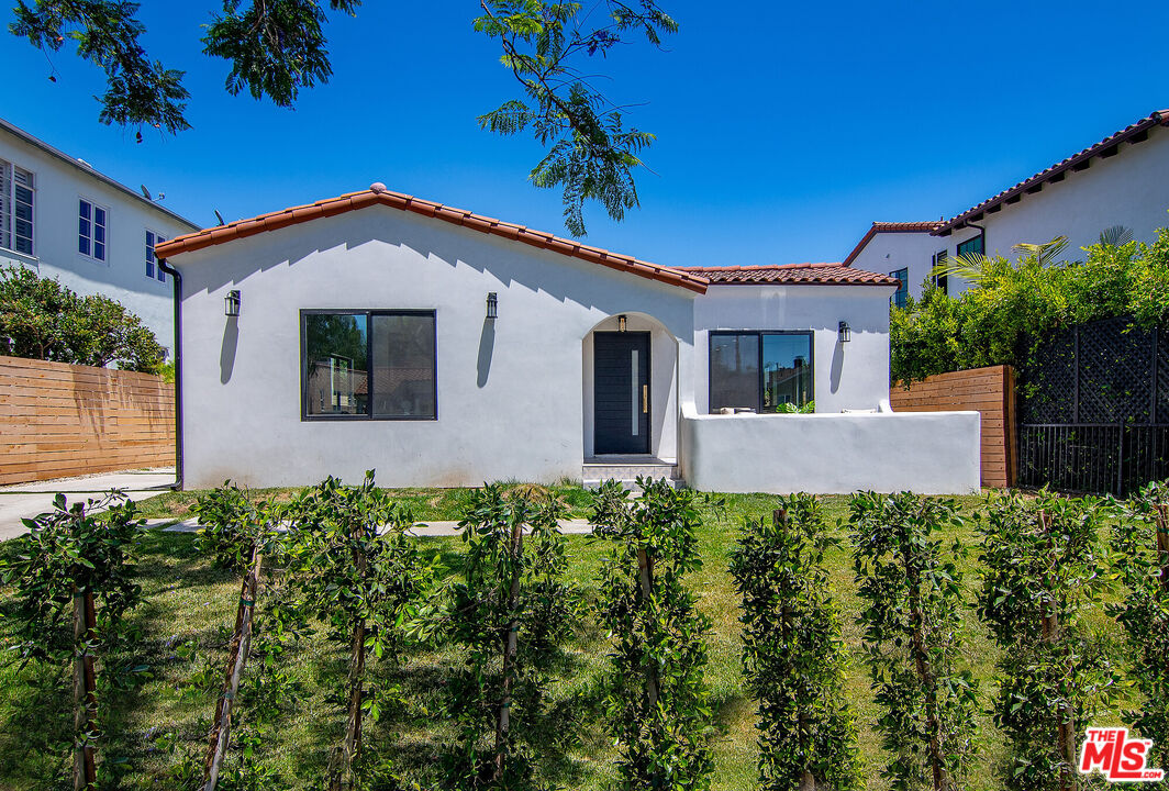 Property photo for 624 N Gardner St, Los Angeles, CA