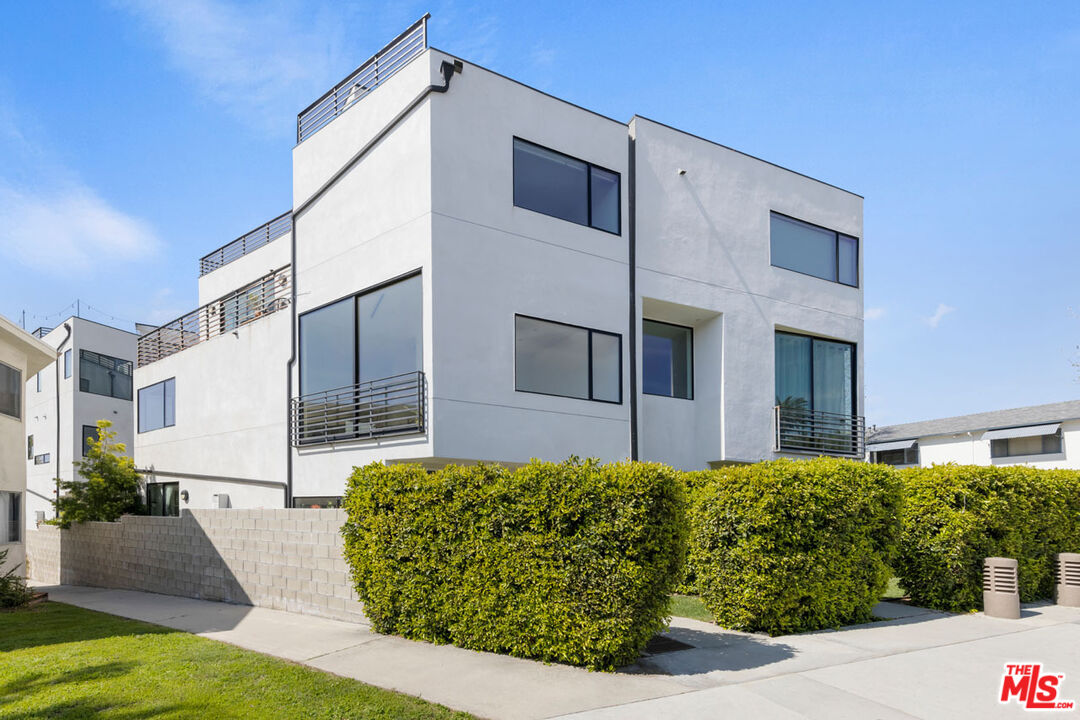 Property photo for 1411 Roca Ln, Los Angeles, CA