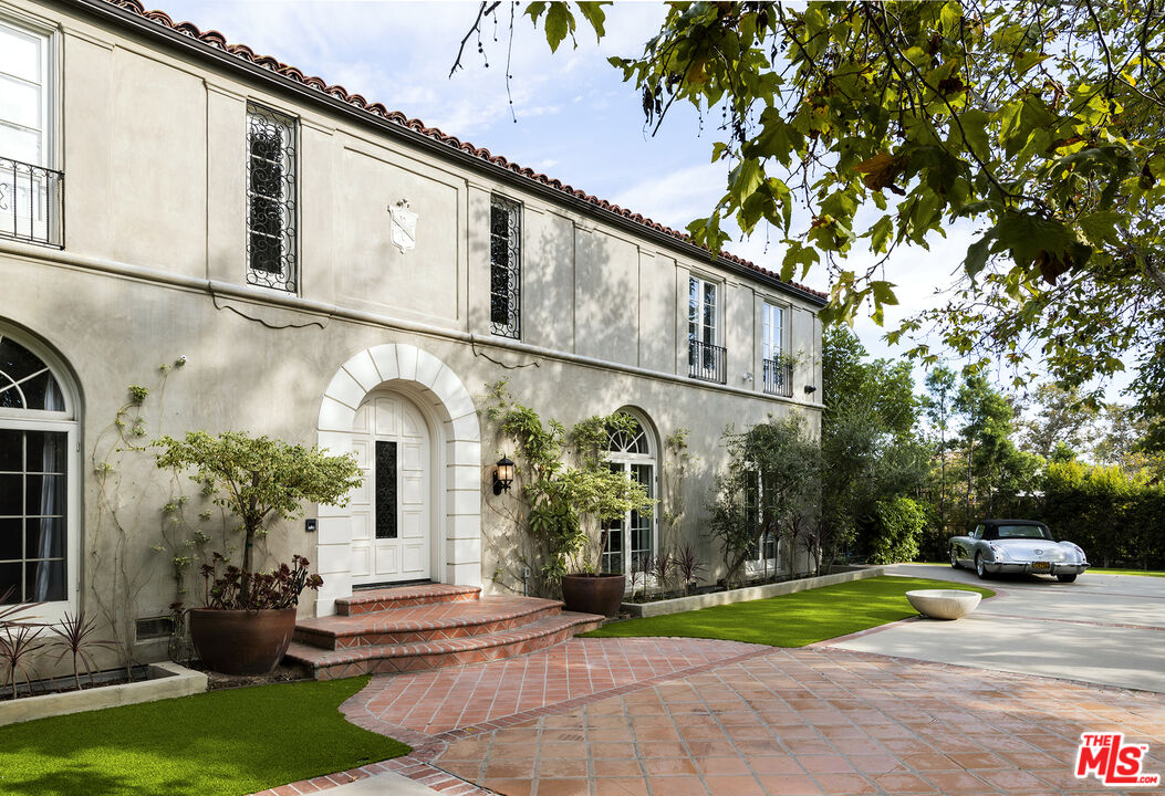 Property photo for 460 S Las Palmas Ave, Los Angeles, CA