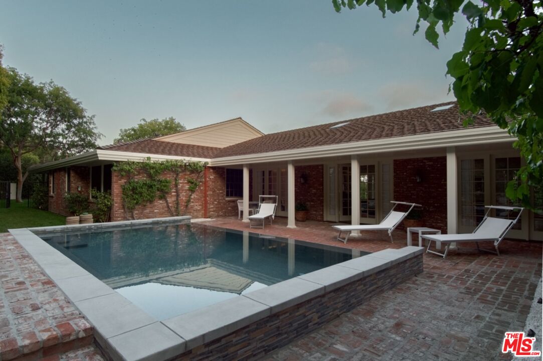 Property photo for 1121 N Beverly Dr, Beverly Hills, CA