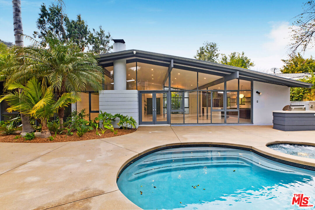 Property photo for 7560 Lolina Ln, Los Angeles, CA