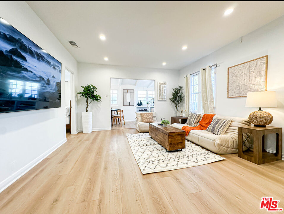 Property photo for 239 S Doheny Dr, Beverly Hills, CA