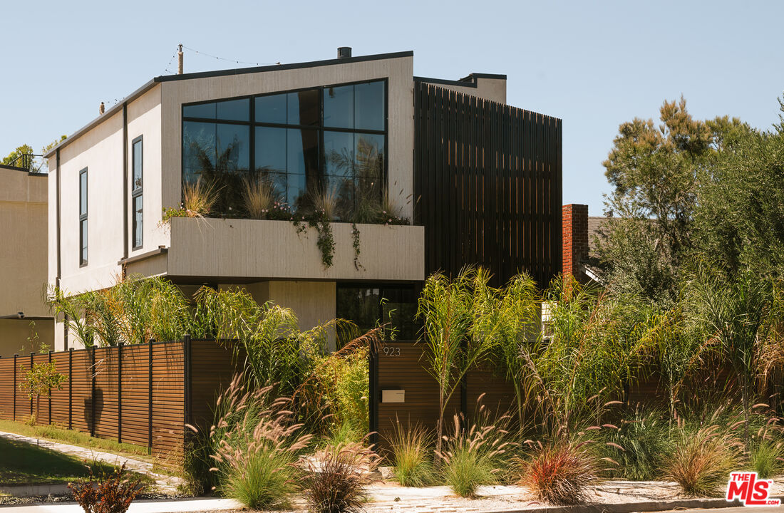 Property photo for 923 Milwood Ave, Los Angeles, CA