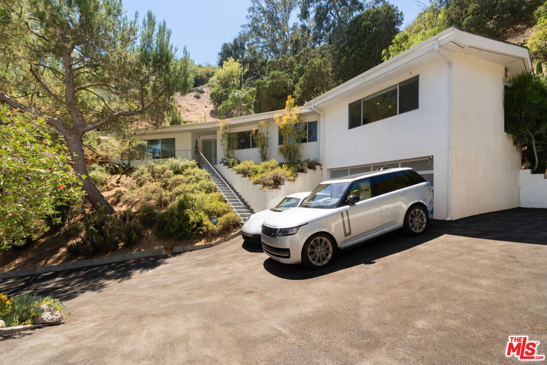 Property photo for 9659 Cedarbrook Dr, Los Angeles, CA
