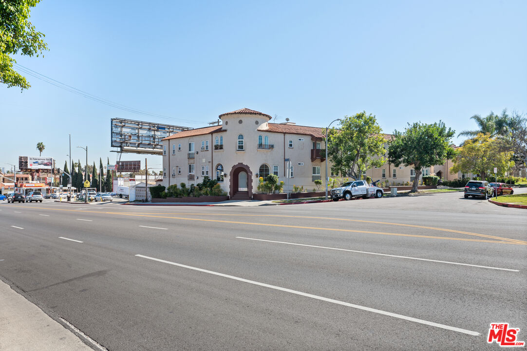 Property photo for 5320 W Olympic Blvd, #10, Los Angeles, CA