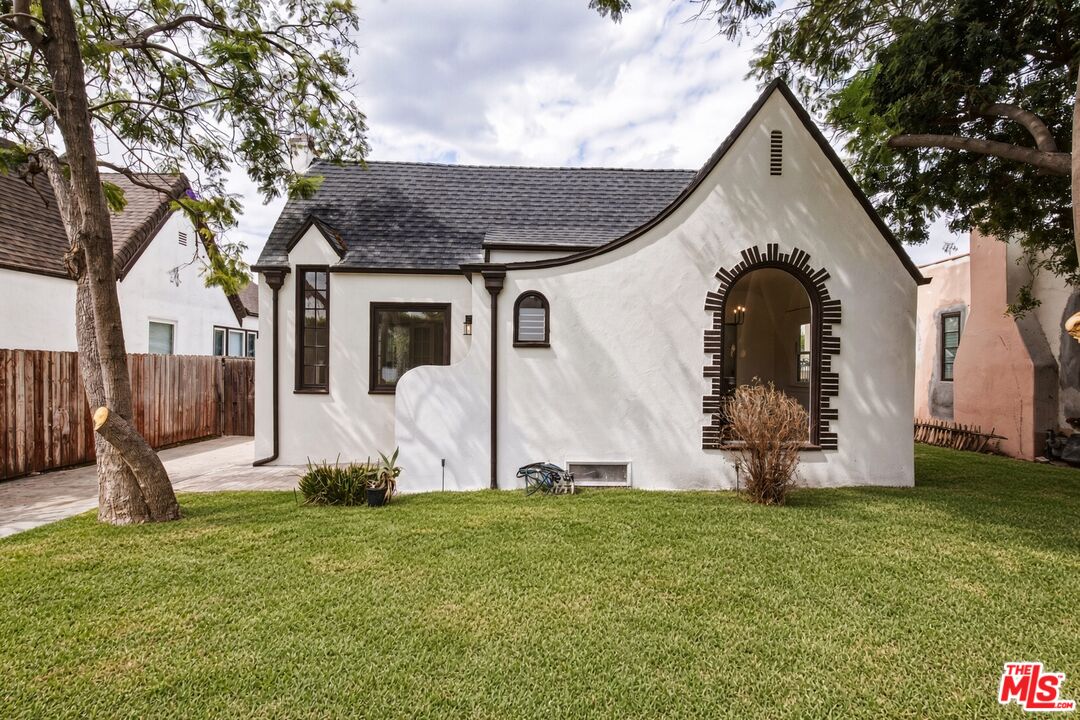 Property photo for 525 N Crescent Heights Blvd, Los Angeles, CA