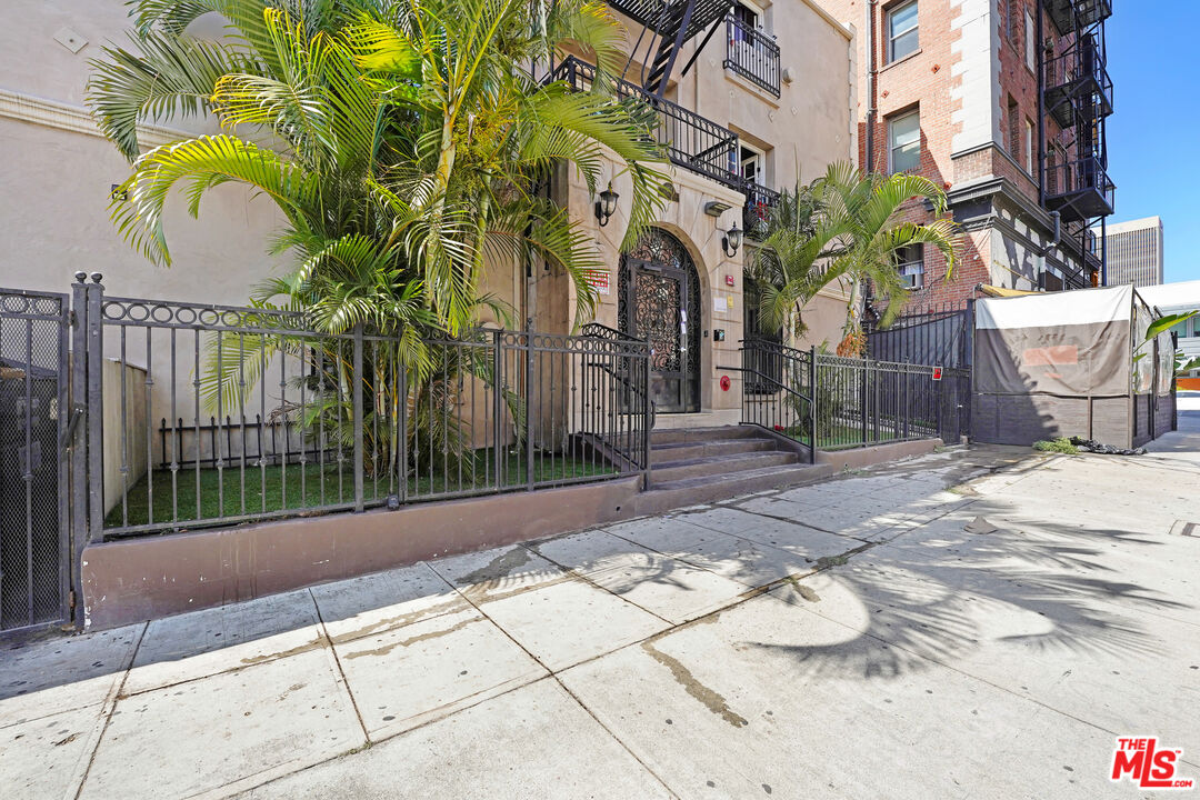 Property photo for 807 S Fedora St, #205, Los Angeles, CA