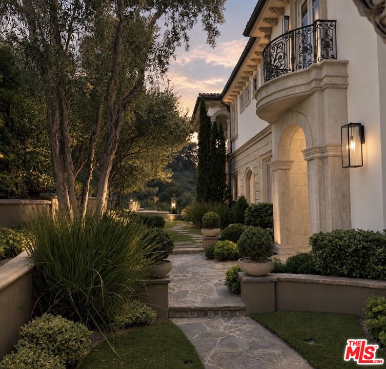 Property photo for 2680 Bowmont Dr, Beverly Hills, CA