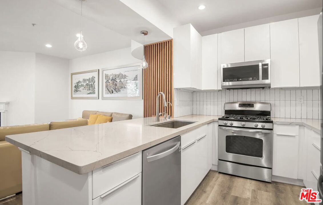 Property photo for 620 S Gramercy Pl, #206, Los Angeles, CA