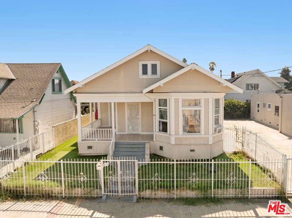 Property photo for 610 E 24th St, Los Angeles, CA