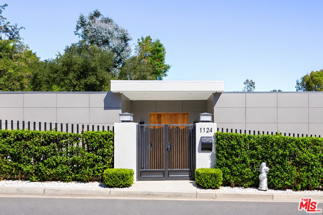 Property photo for 1124 Summit Dr, Beverly Hills, CA