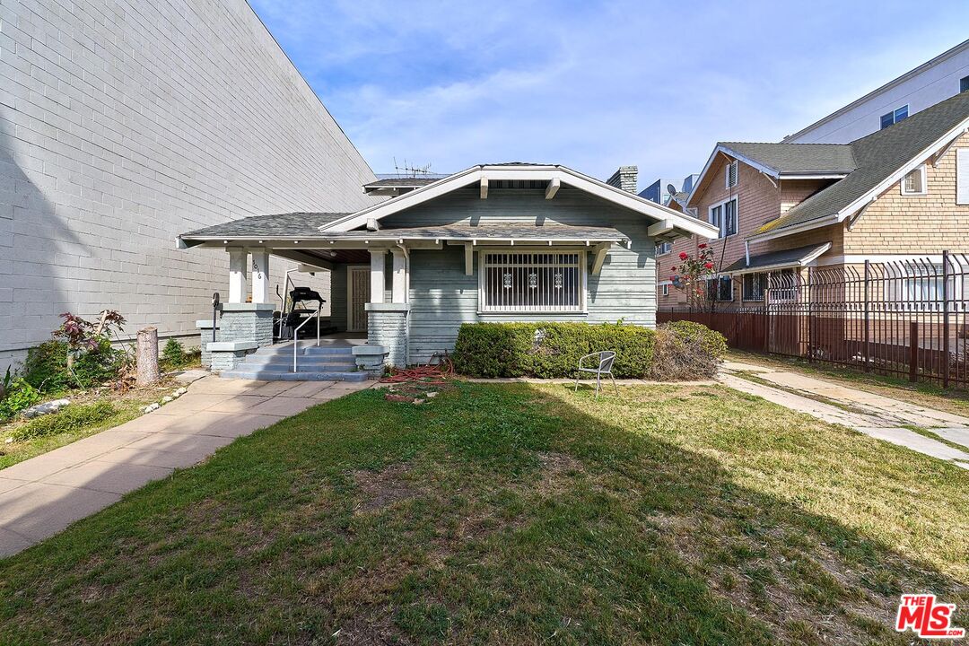 Property photo for 1016 1/2 S Oxford Ave, Los Angeles, CA