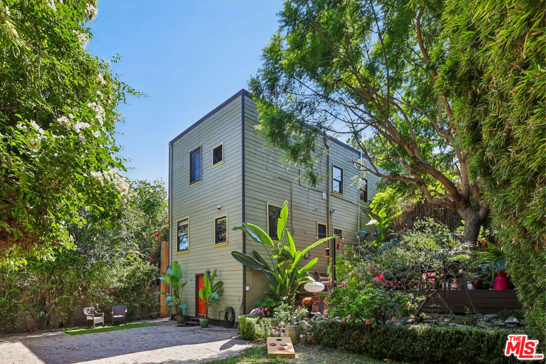 Property photo for 954 E Edgeware Rd, Los Angeles, CA