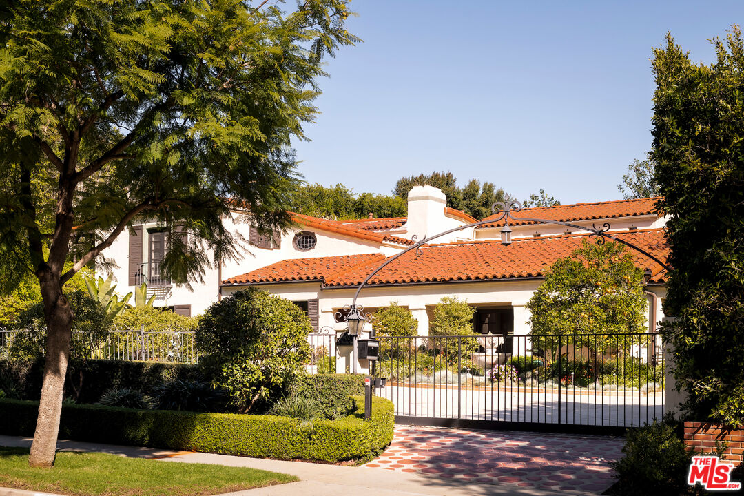 Property photo for 902 N Whittier Dr, Beverly Hills, CA