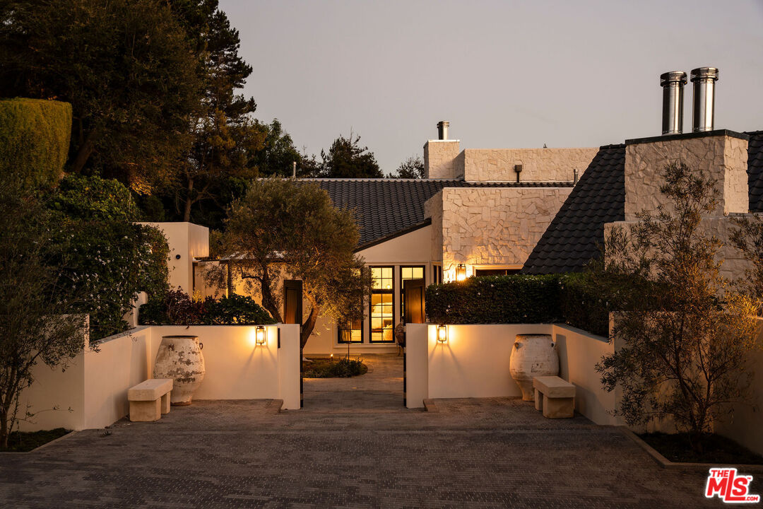Property photo for 851 Strada Vecchia Rd, Los Angeles, CA