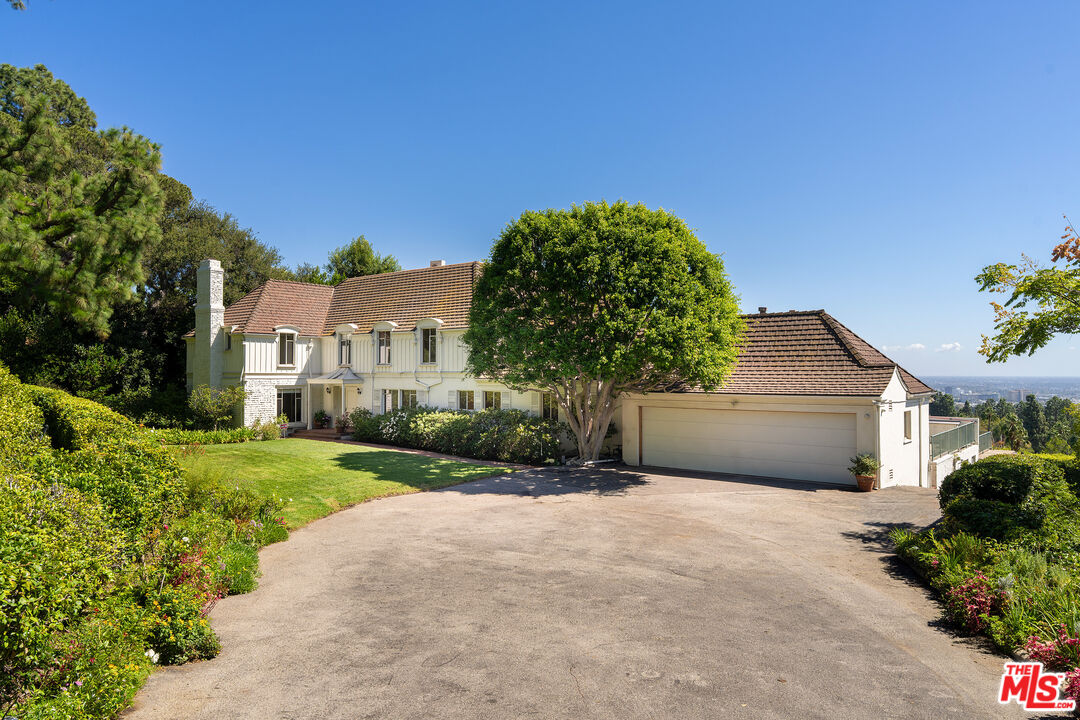 Property photo for 1000 N Alpine Dr, Beverly Hills, CA