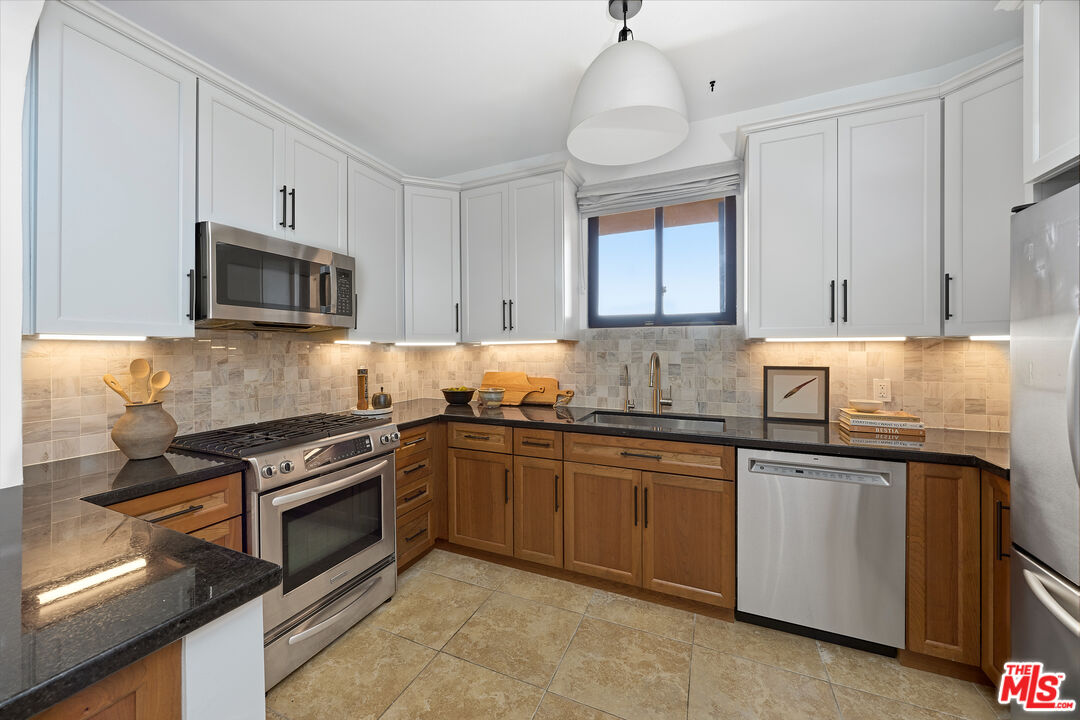828 N Hudson Ave, #214, Los Angeles, CA 90038 828 N Hudson Ave, #214, Los Angeles, CA 90038