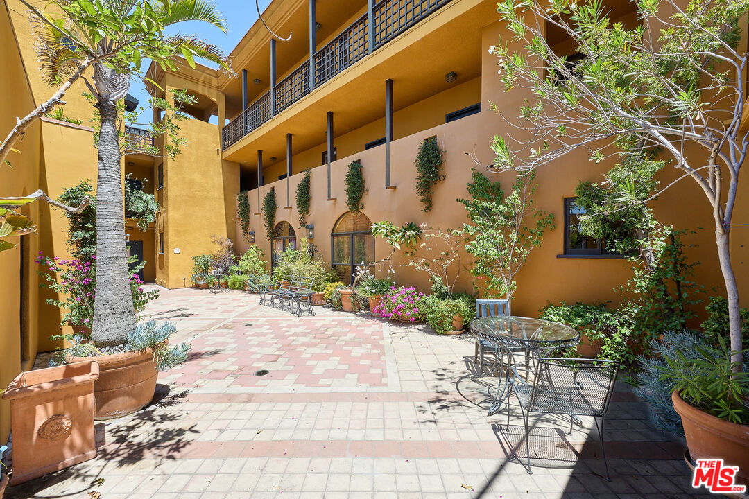 828 N Hudson Ave, #214, Los Angeles, CA 90038 828 N Hudson Ave, #214, Los Angeles, CA 90038