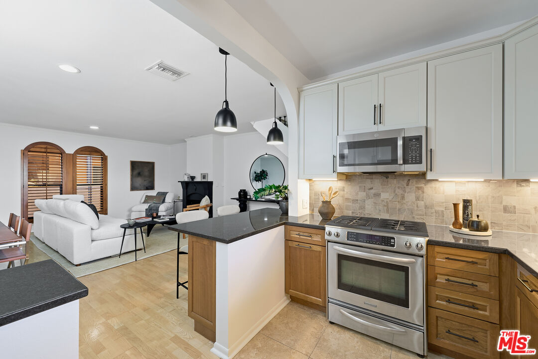 828 N Hudson Ave, #214, Los Angeles, CA 90038 828 N Hudson Ave, #214, Los Angeles, CA 90038