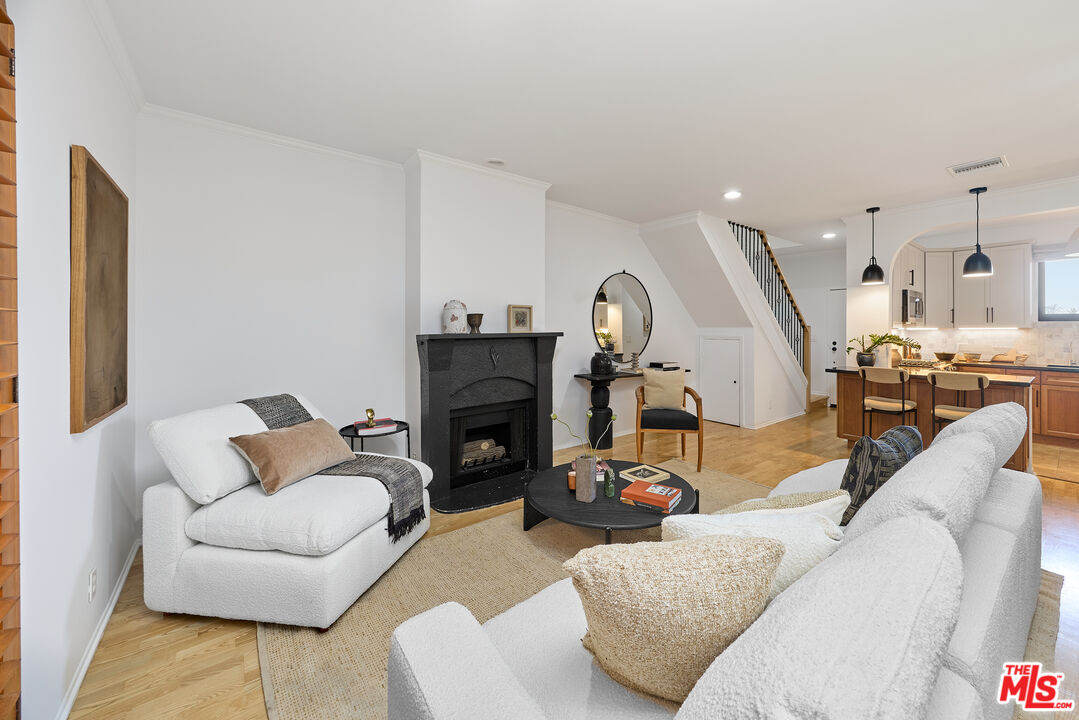 828 N Hudson Ave, #214, Los Angeles, CA 90038 828 N Hudson Ave, #214, Los Angeles, CA 90038