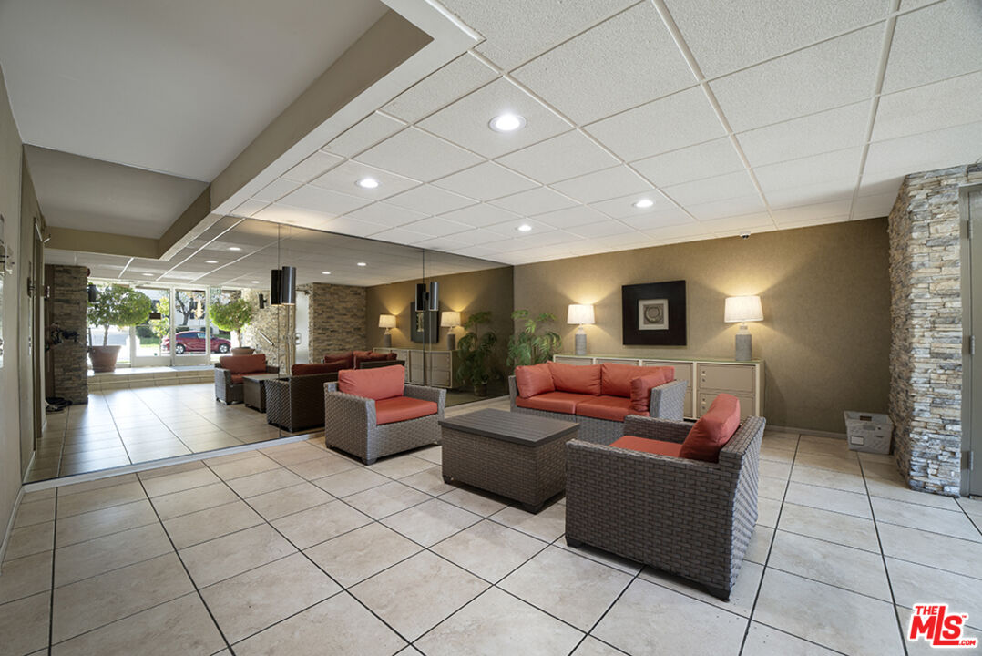 525 N Sycamore Ave, #306, Los Angeles, CA 90036 525 N Sycamore Ave, #306, Los Angeles, CA 90036