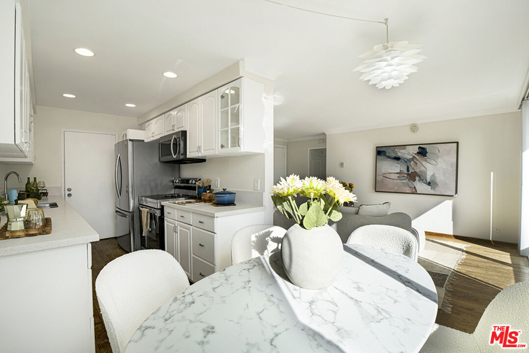 525 N Sycamore Ave, #306, Los Angeles, CA 90036 525 N Sycamore Ave, #306, Los Angeles, CA 90036