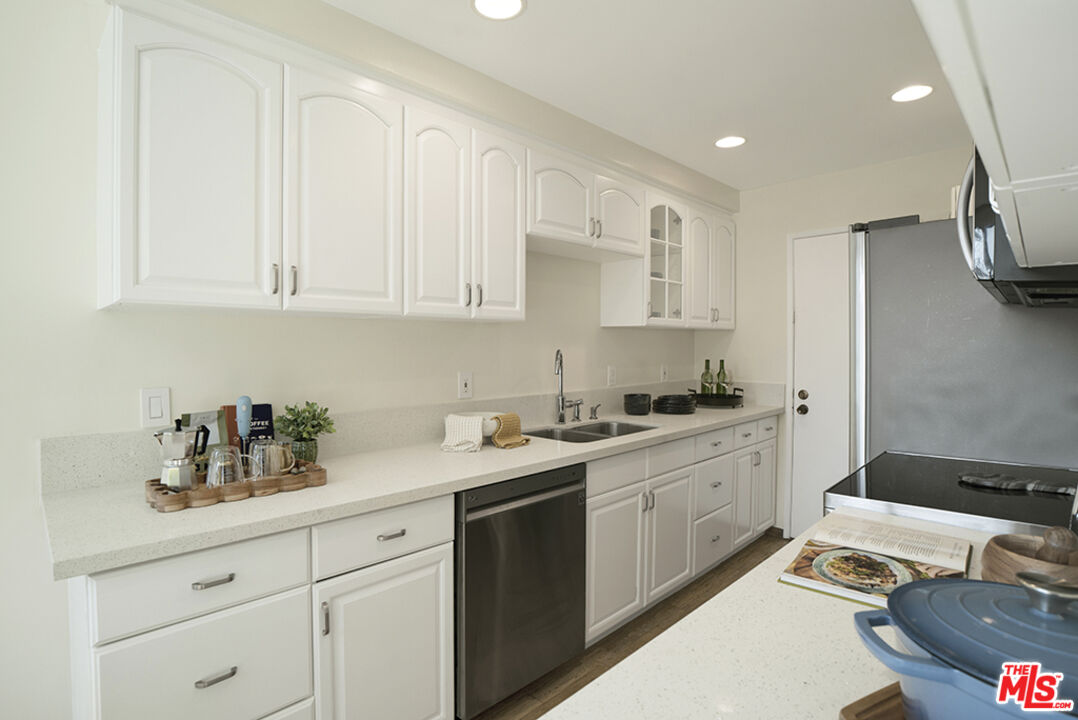 525 N Sycamore Ave, #306, Los Angeles, CA 90036 525 N Sycamore Ave, #306, Los Angeles, CA 90036