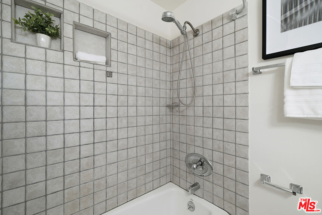 525 N Sycamore Ave, #306, Los Angeles, CA 90036 525 N Sycamore Ave, #306, Los Angeles, CA 90036