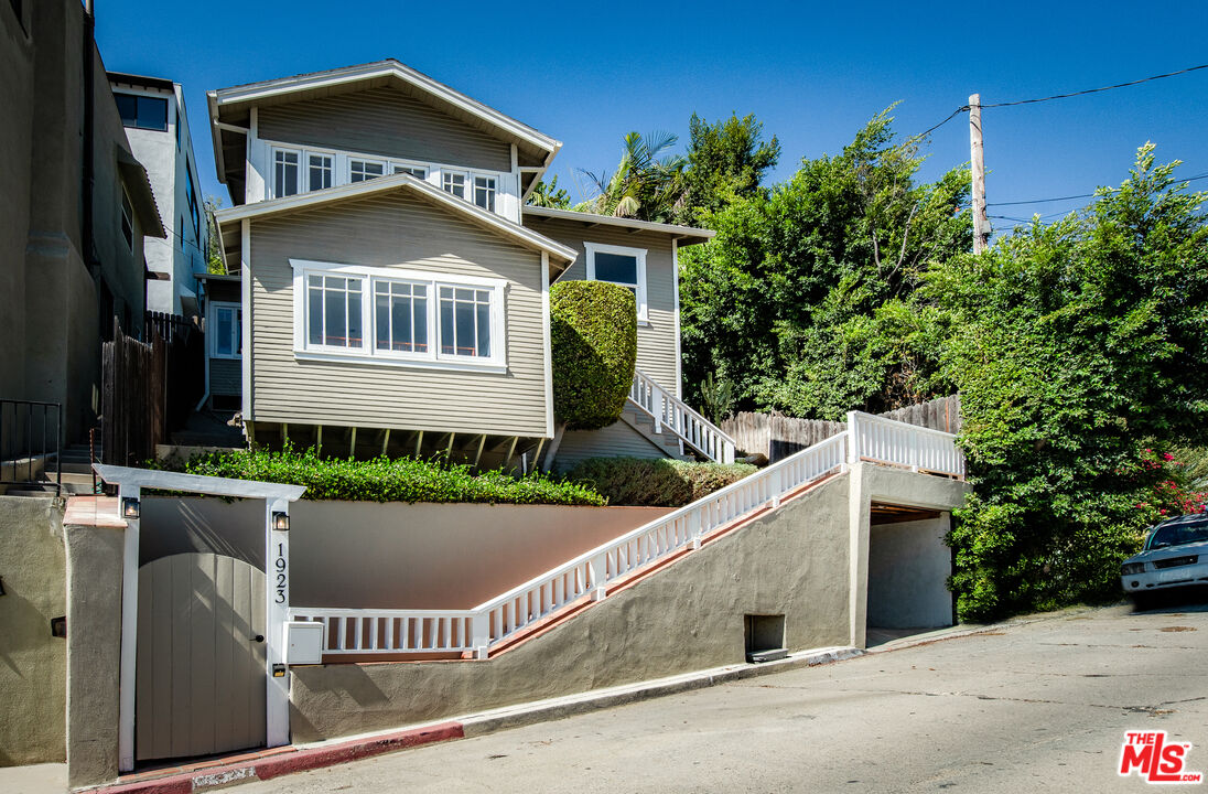 Property photo for 1923 Mayview Dr, Los Angeles, CA