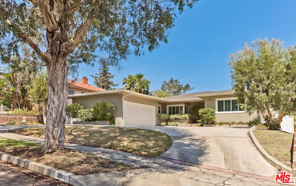 Property photo for 2302 Duxbury Cir, Los Angeles, CA