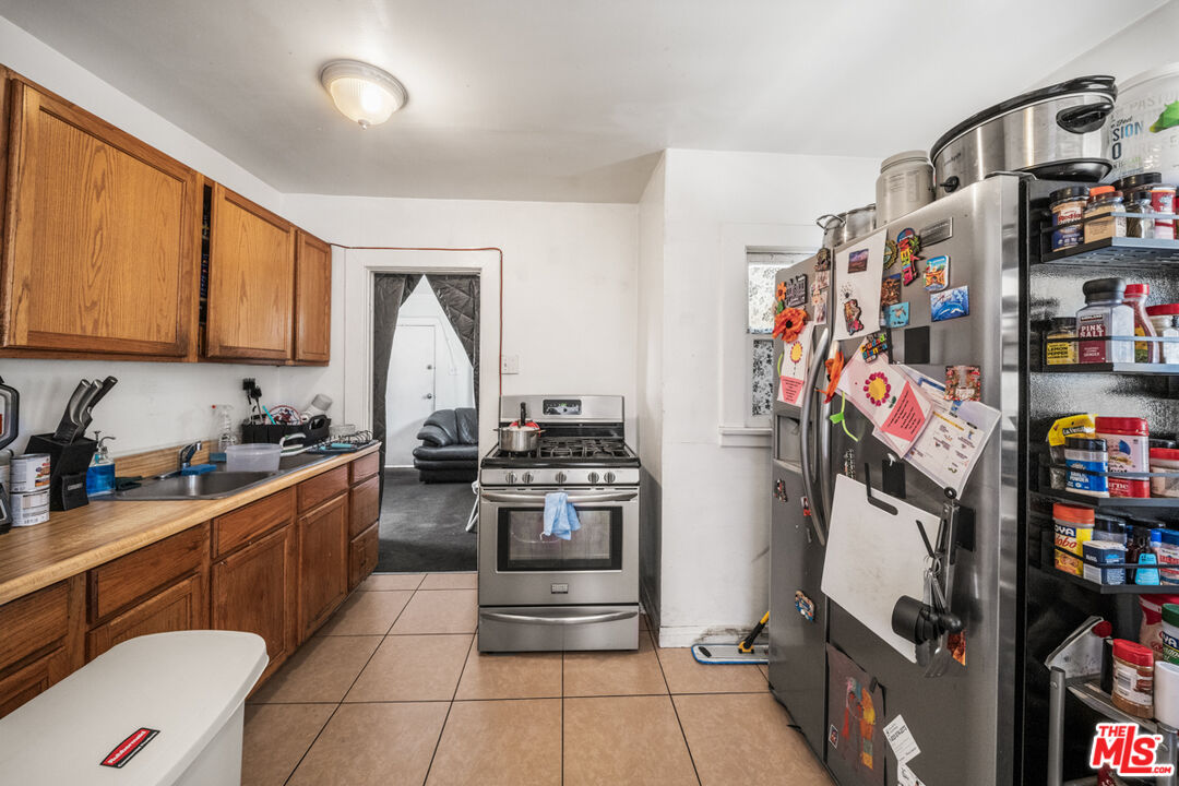 6407 La Riba Way, Los Angeles, CA 90042 Kitchen