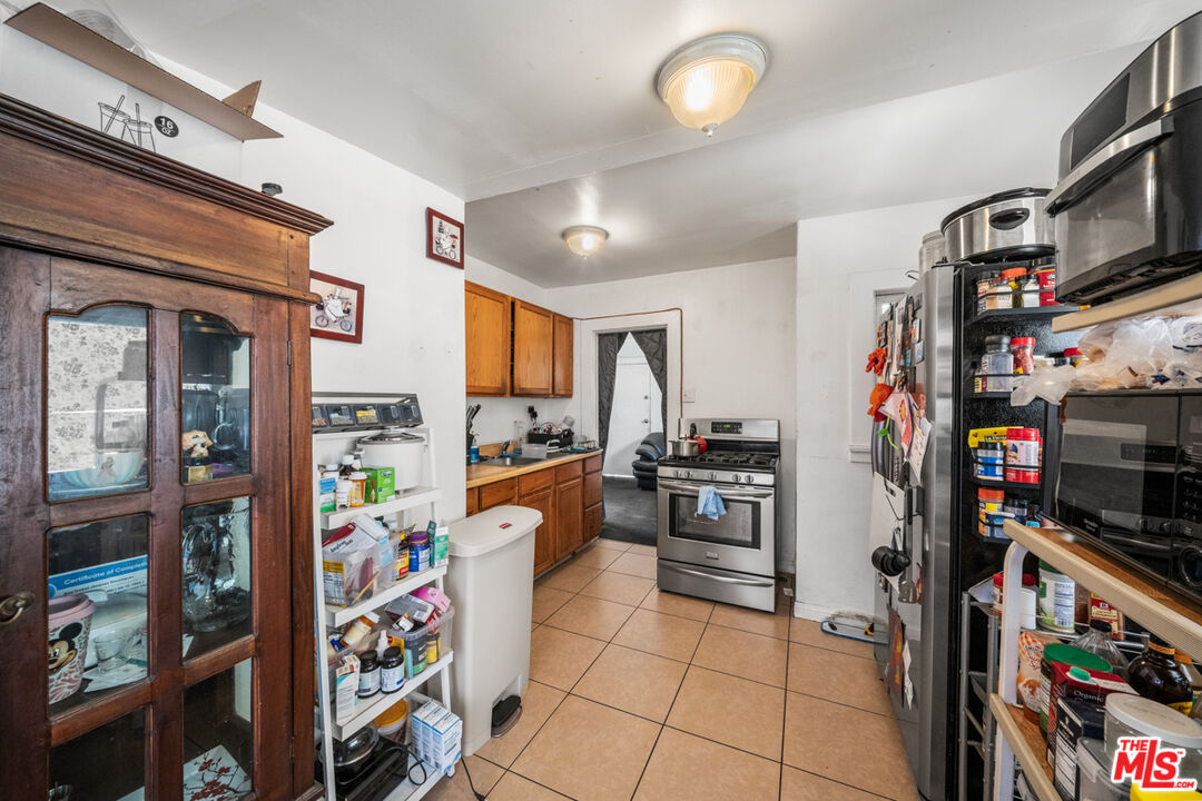 6407 La Riba Way, Los Angeles, CA 90042 Kitchen