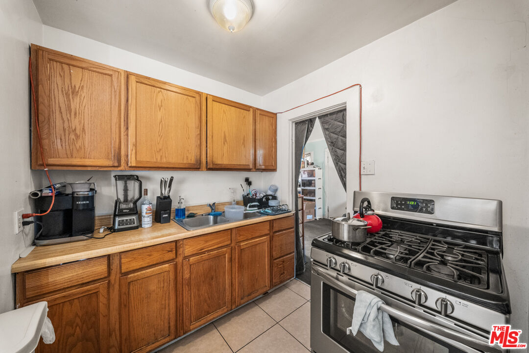 6407 La Riba Way, Los Angeles, CA 90042 Kitchen