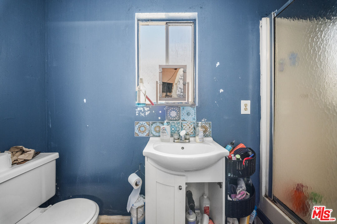 6407 La Riba Way, Los Angeles, CA 90042 Primary Bathroom