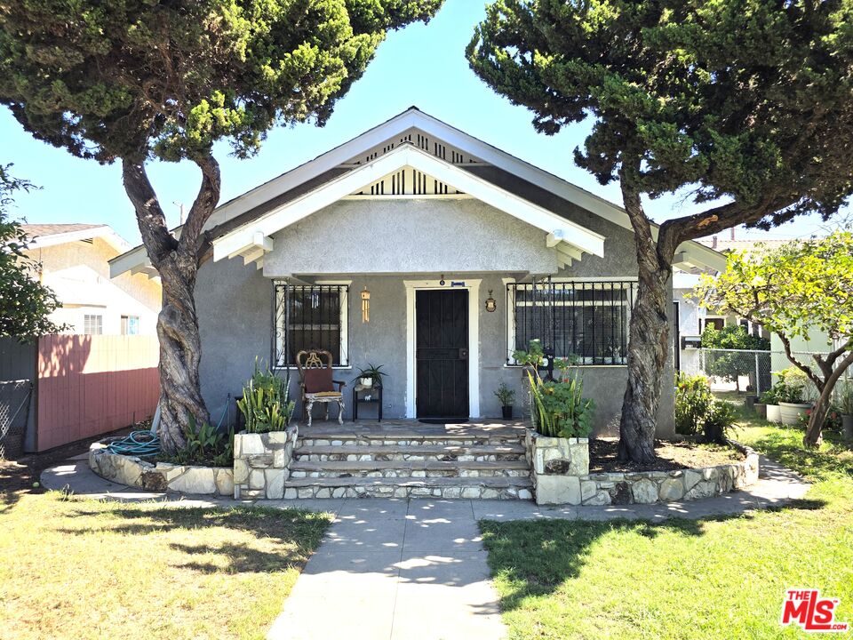 Property photo for 2470 Pasadena Ave, Long Beach, CA
