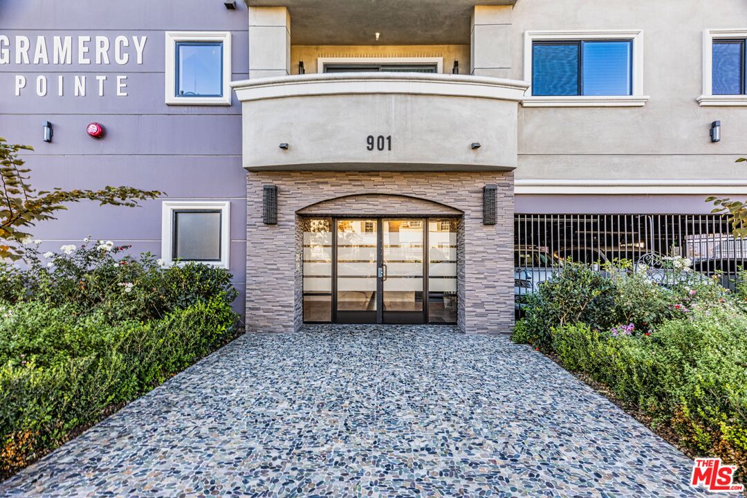 Property photo for 901 S Gramercy Dr, #202, Los Angeles, CA