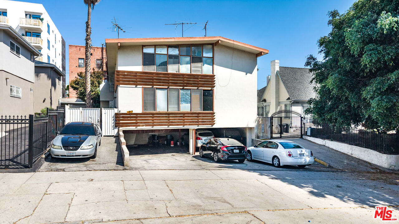 Property photo for 736 Gramercy Dr, Los Angeles, CA