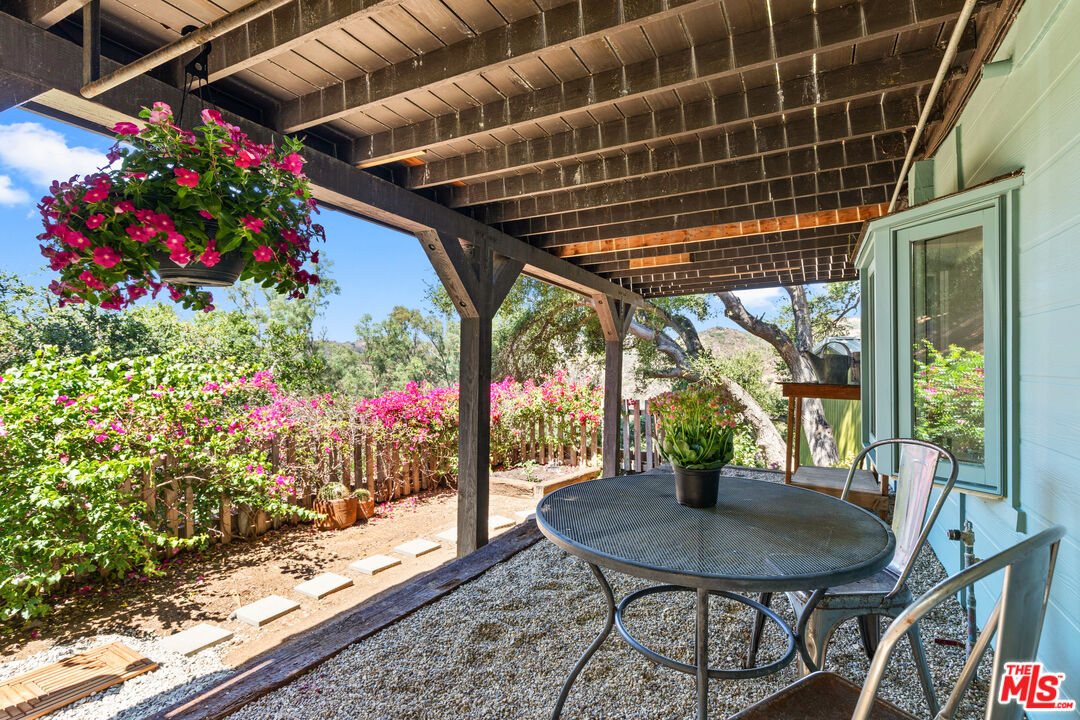 1553 Penny Rd, Topanga, CA 90290