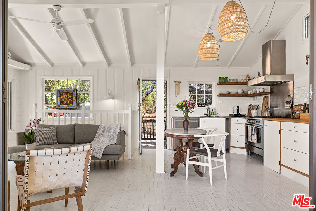 1553 Penny Rd, Topanga, CA 90290