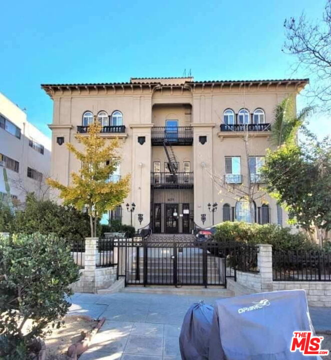 Property photo for 428 S Mariposa Ave, Los Angeles, CA