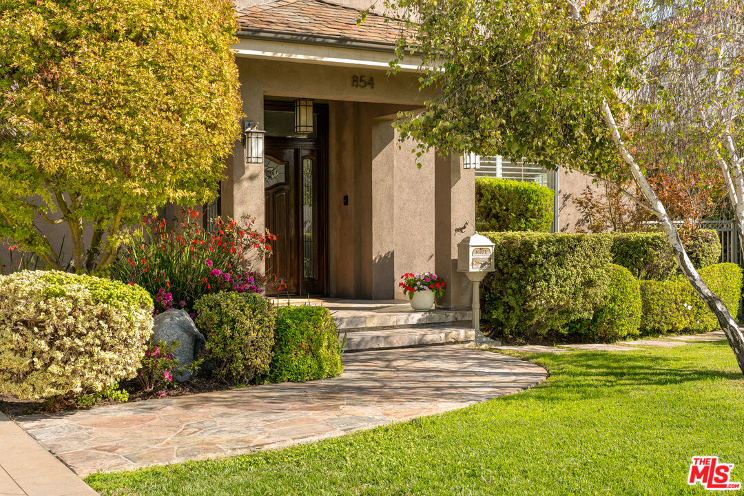 Property photo for 854 S Rimpau Blvd, Los Angeles, CA
