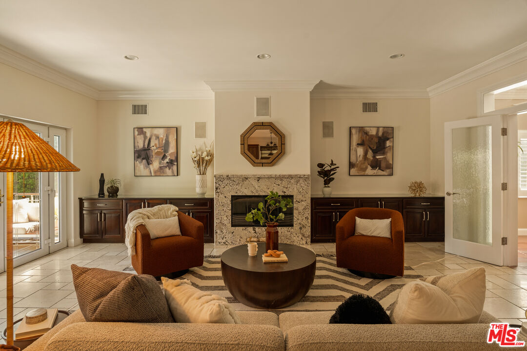 854 S Rimpau Blvd, Los Angeles, CA 90005